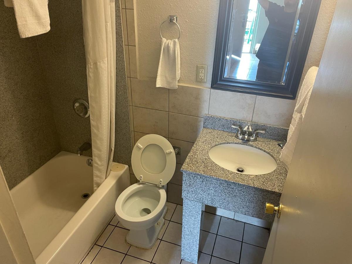 Budgetel Inn And Suites - Louisville Buitenkant foto